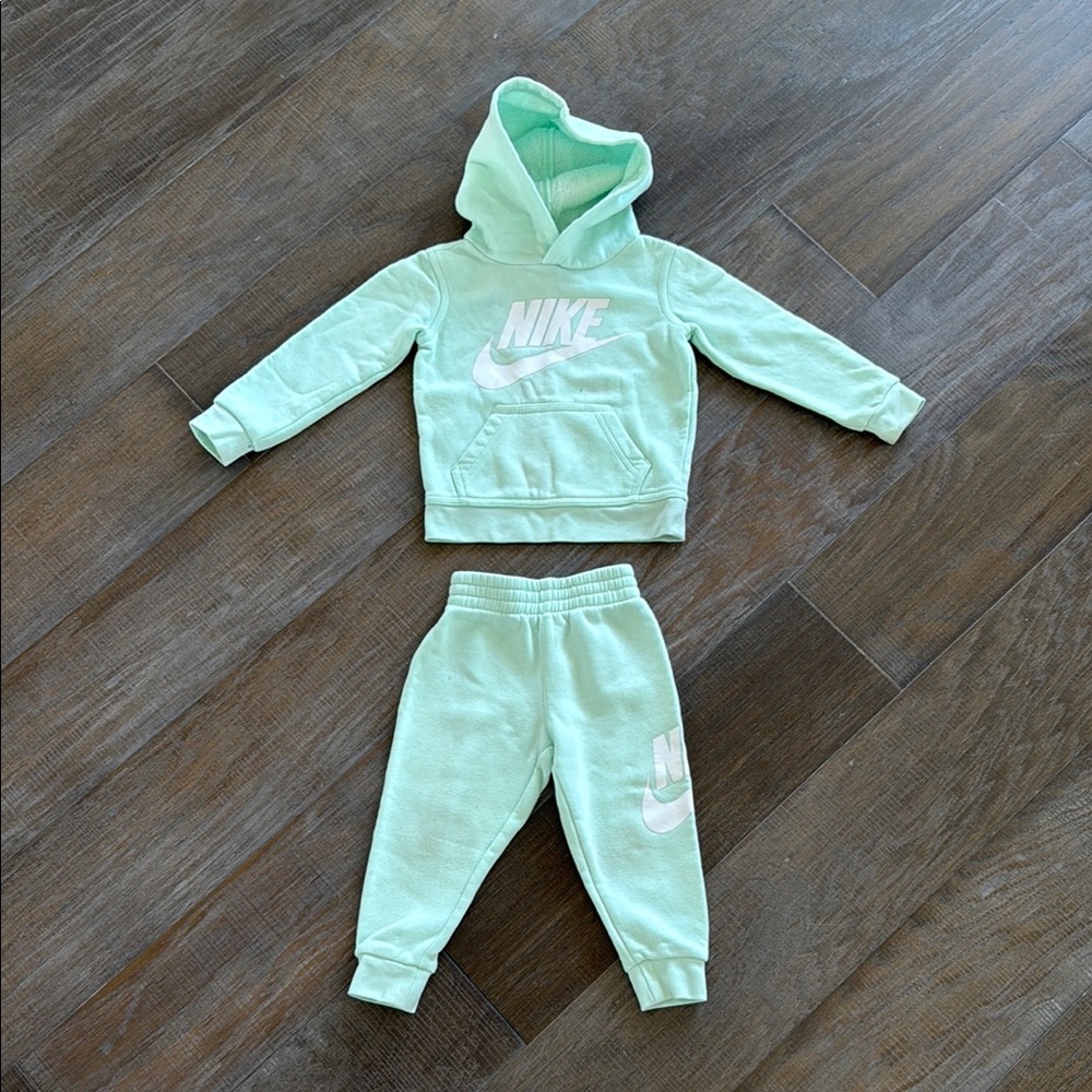 NIKE Club Fleece Hoodie + Pants Set (2T)